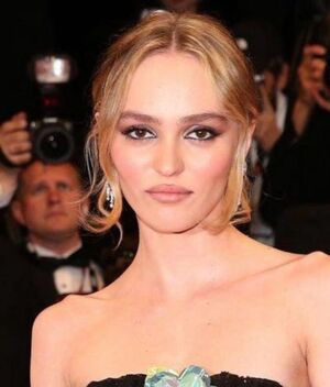 Lily-Rose Depp reinventa el mini vestido negro para Cannes (Foto: Getty)