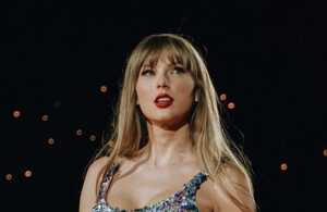 Taylor Swift en ‘The Eras Tour’: Fan vende agua de lluvia del concierto