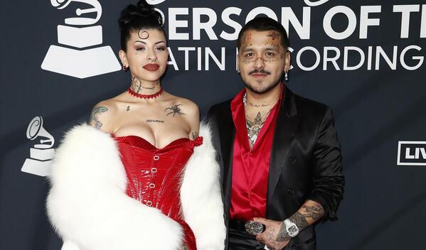Cazzu enamora a Nodal en vestido rojo de corsé en su debut como pareja (Foto: Getty Images)