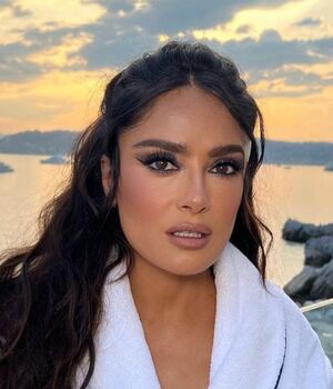 Salma Hayek luce vestido acanalado; ¿Cuánto cuesta? (Foto: Instagram)