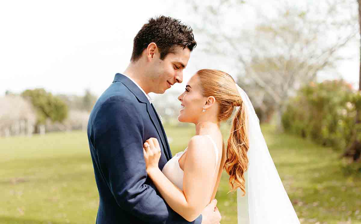 ANA GABY SENTÍES Y ALEXANDER WOY