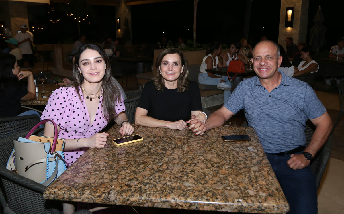 Samantha, Marcela y Luis
