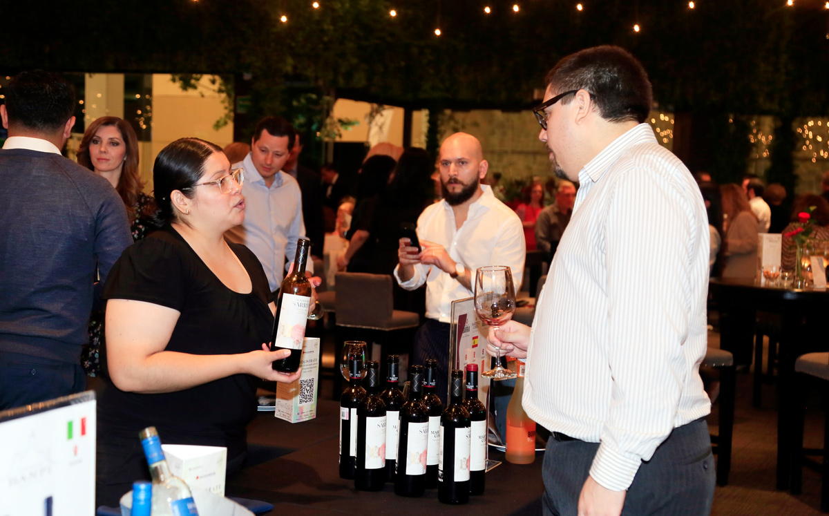 Los asistentes degustaron vinos Bornos / Foto: Omar Valdez