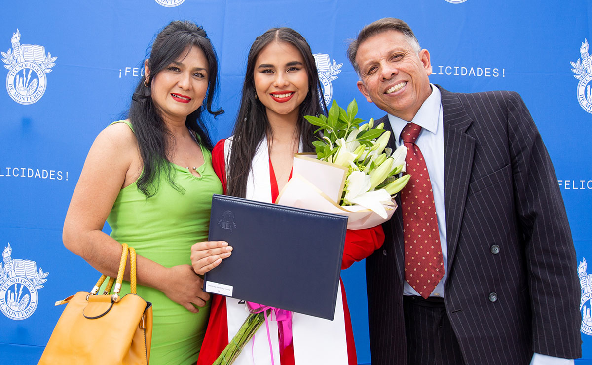 Cleotilde Hernández, Ximena Fernández y Cesar Fernández