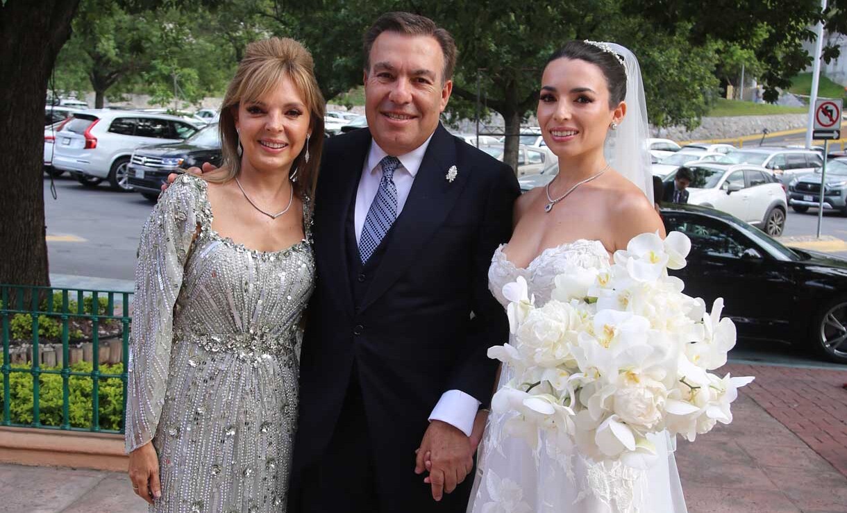 PAPÁS DE LA NOVIA. Marcela Botello de Garza, Carlos Garza y Paula Garza
