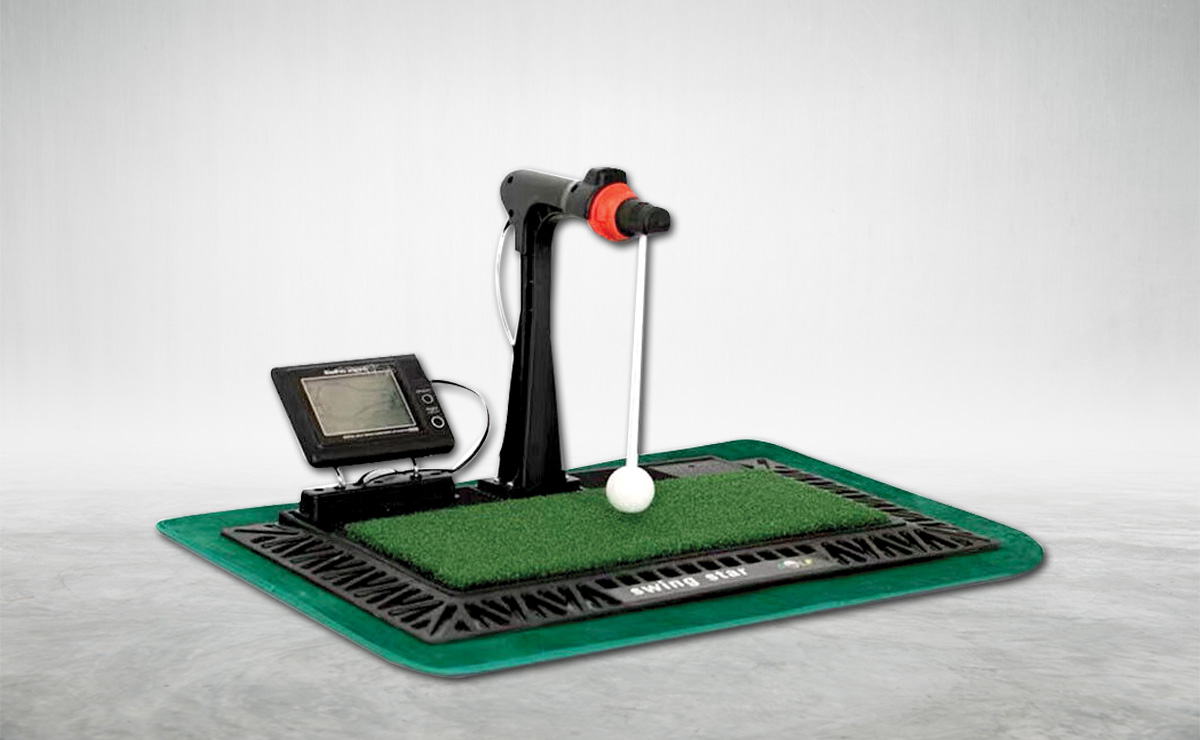 Equipo de entrenamiento de golf Swing Star con cinco ajustes de altura, que fuinciona como simulador de práctica de hierro y club en casa.