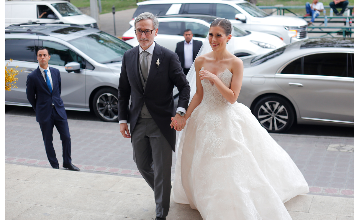 La novia llegó del brazo de su papá Eugenio Garza / Foto: Roberto Alvarado