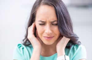 Tinnitus por vacunas covid: ¿Qué es y cuál es su relación? (Foto: Getty Images)