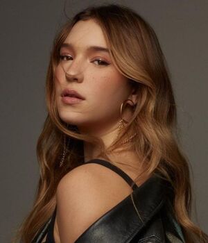 Mía Rubín es la inspiración para lucir un corset semitransparente