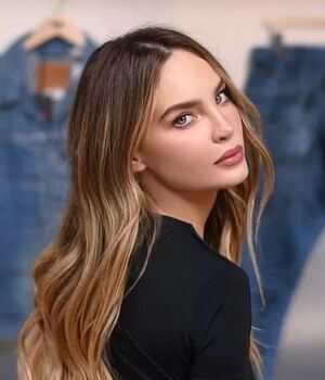 Toma aire antes de ver cómo lleva Belinda un arriesgado vestido cut-out (Foto: Instagram)