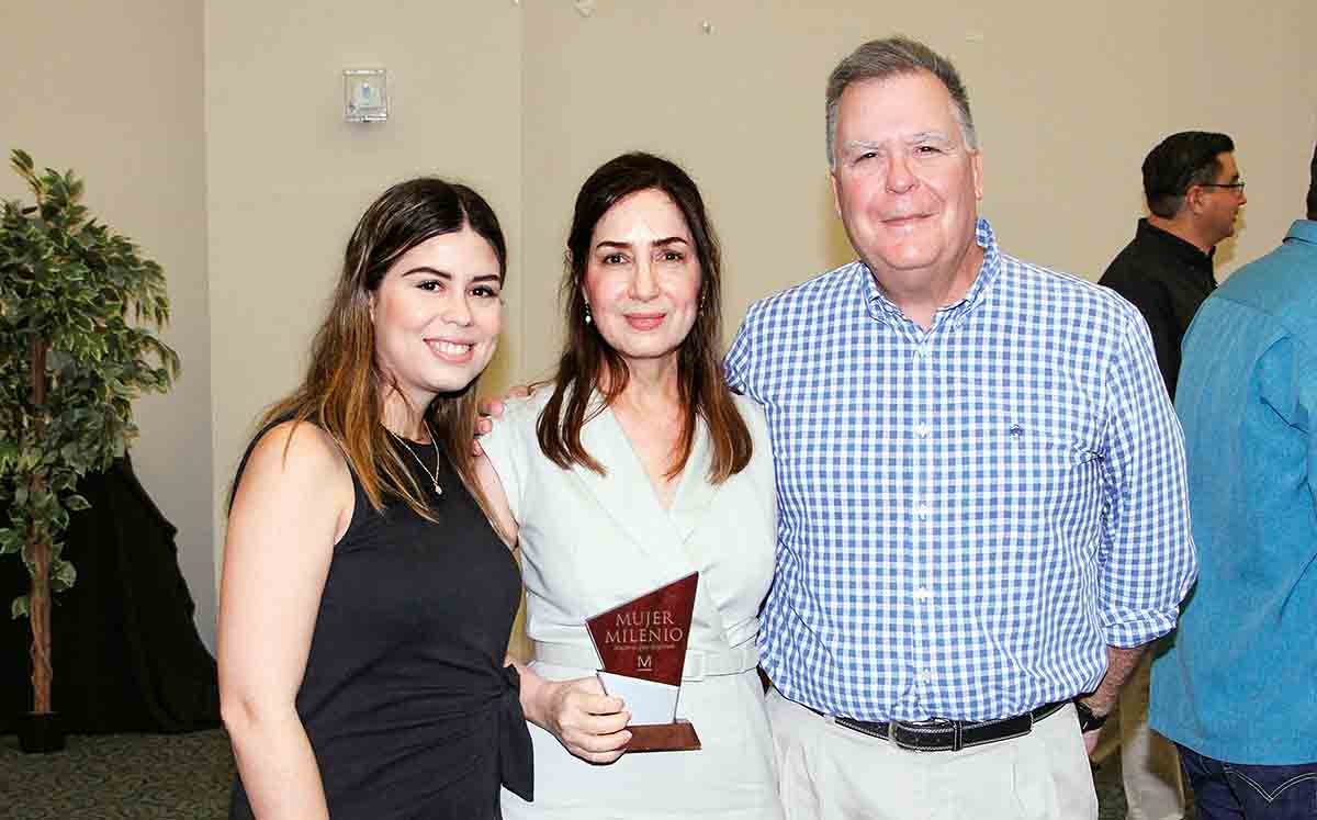 Ileanda Zambrano junto a Mariana García y Ignacio García, después de recibir el galardón Mujer Milenio
