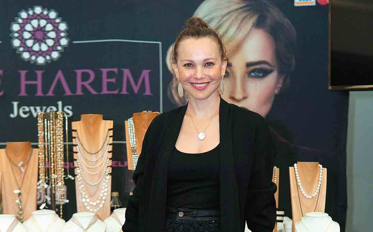 Judith Edgar feliz de exhibir su joyería HAREM en el evento Mujer Milenio