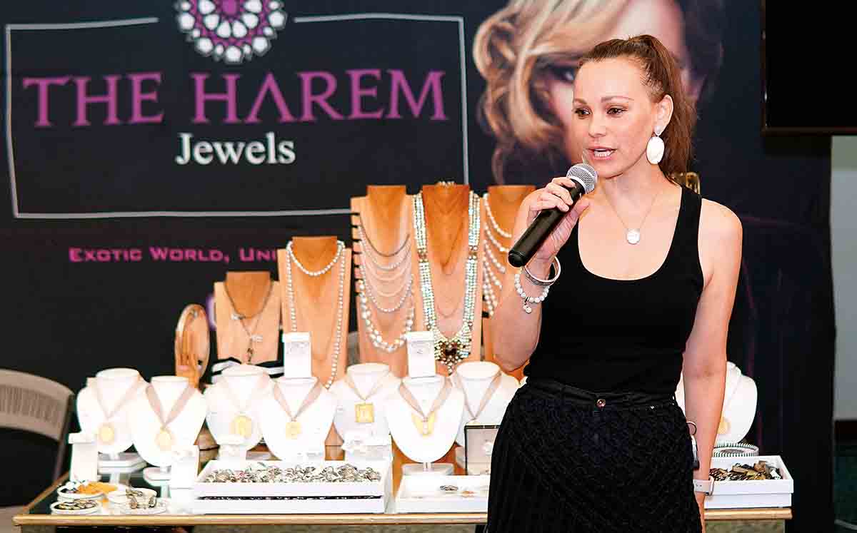 Judith Edgar presentando su joyería HAREM en Mujer Milenio