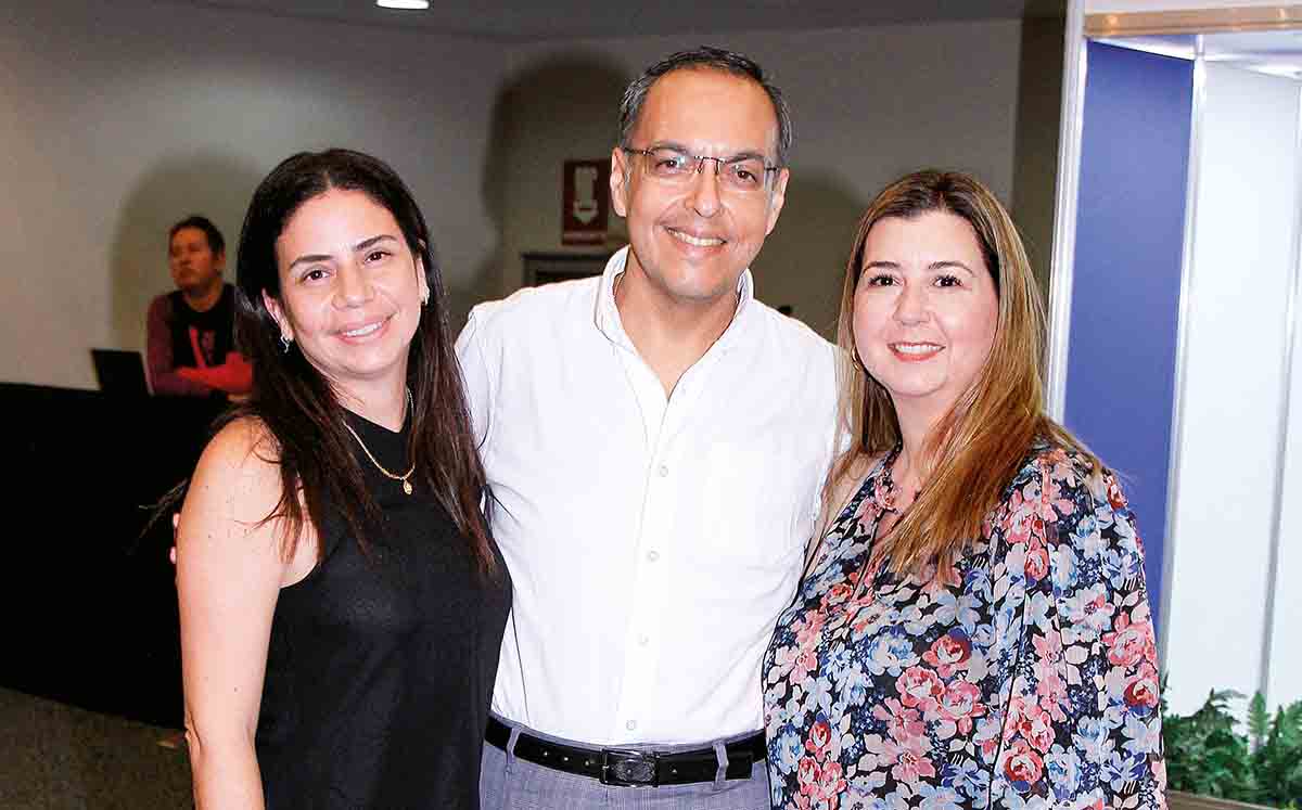 Martha Deutsch, Adrián Aparicio y Carmen Ely de La Garza presentes en el evento Mujer Milenio