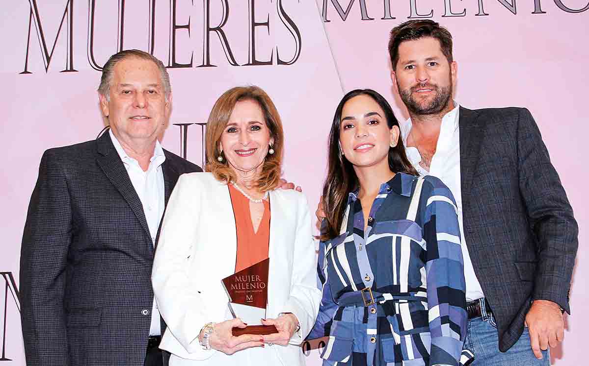 Gloria Septién una de las distinguidas galardonadas junto a su familia