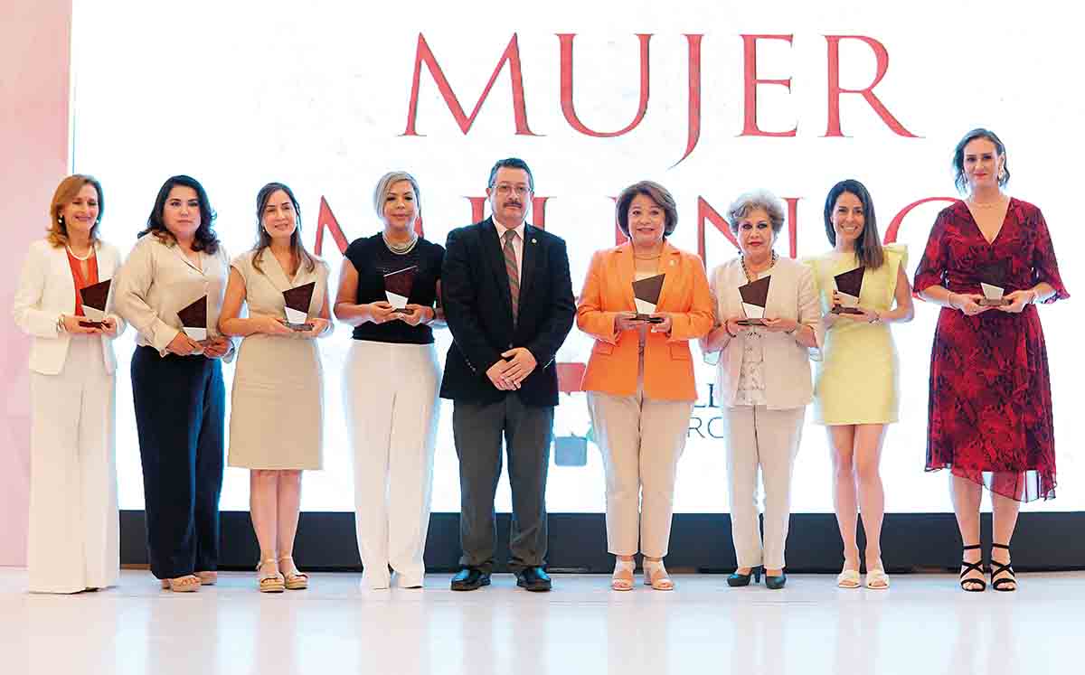 Raúl Villarreal junto a las galardonadas de MUJER MILENIO