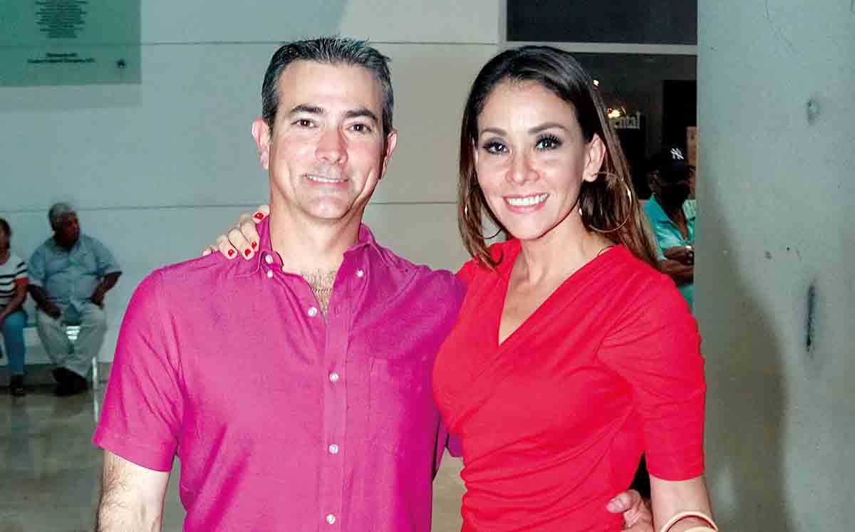César Reyes y Gloria Alfaro posaron juntos a la espera del inicio de Nebula, el musical de The American School of Tampico