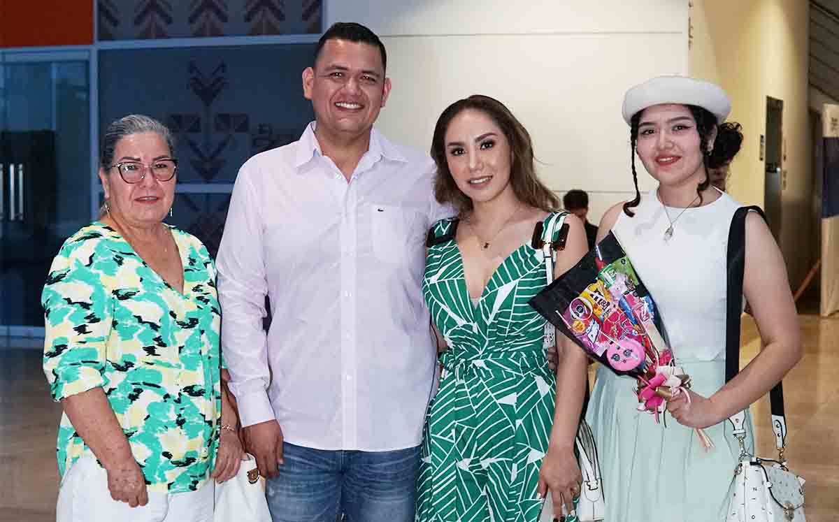 Evangelin, Luis Candelas, Nayeli Martinez y Yahaira Candelas tuvieron cita en el Espacio Cultural Metropolitano para presenciar el musical Nebula