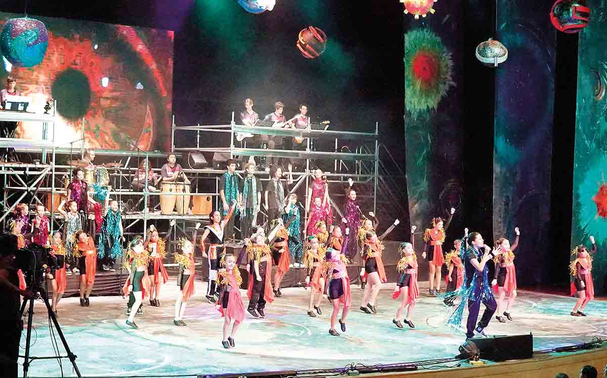 Espectacular baile en el musical Nebula