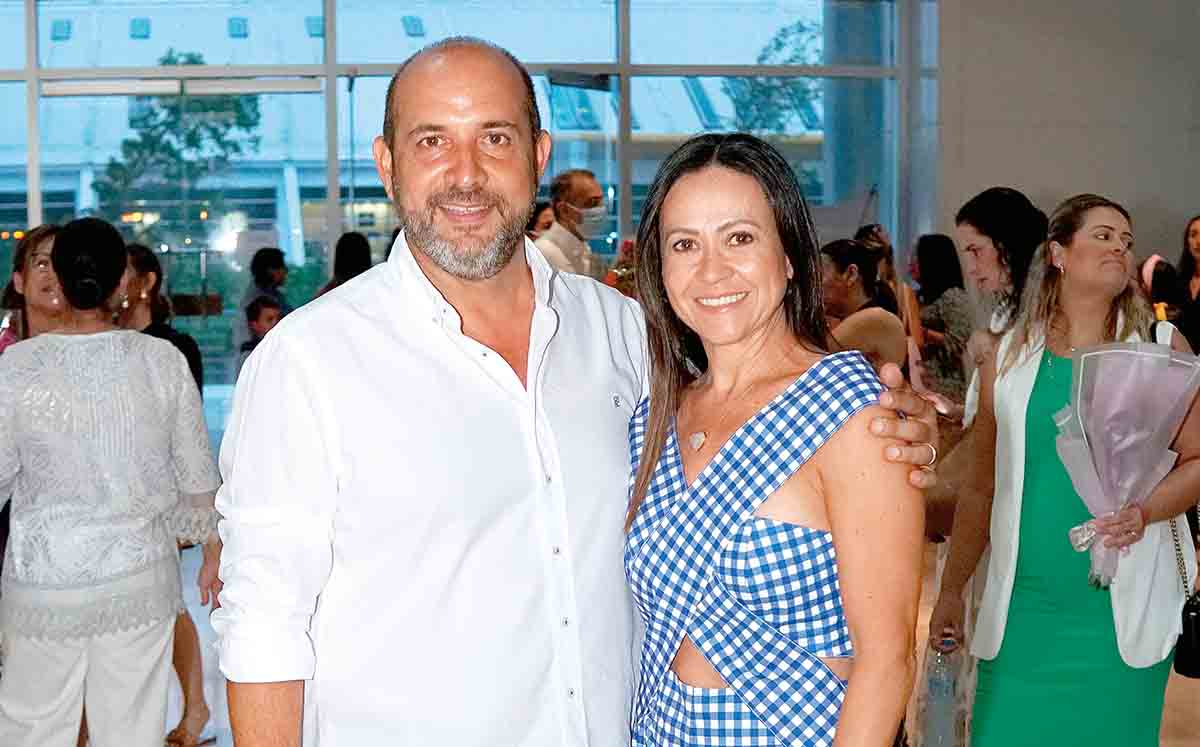 Pepe Scheckaiban e Isabel Scheckaiban luciendo espectaculares para ver el musical Nebula
