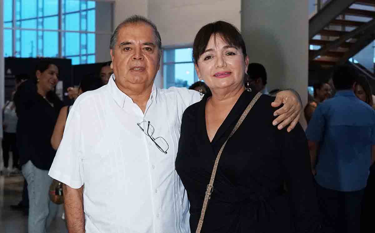 Rodrigo y Marisa Pichardo aguardaban el momento de entrada al musical Nebula dirigido por el ATS