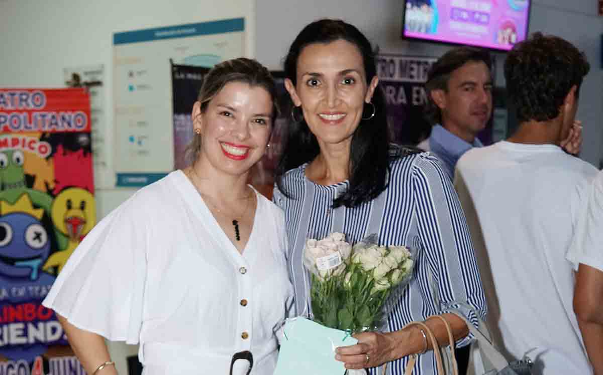 Mariana Elizondo y Barbara Castro lucían muy felices y emocionadas por el musical Nebula