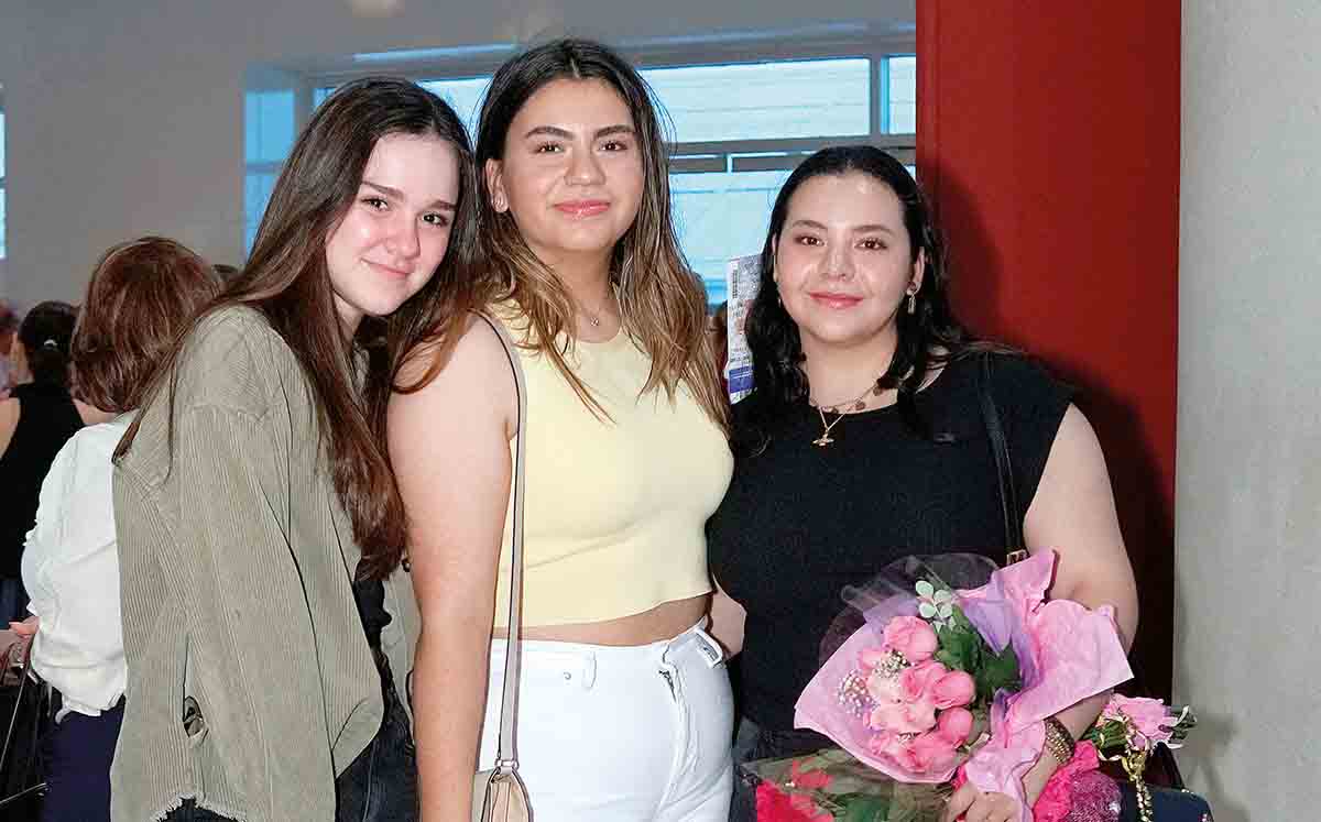 Marcela Elizondo, Dana Vargas y Laura Ramos a la espera del inicio de Nebula el musical