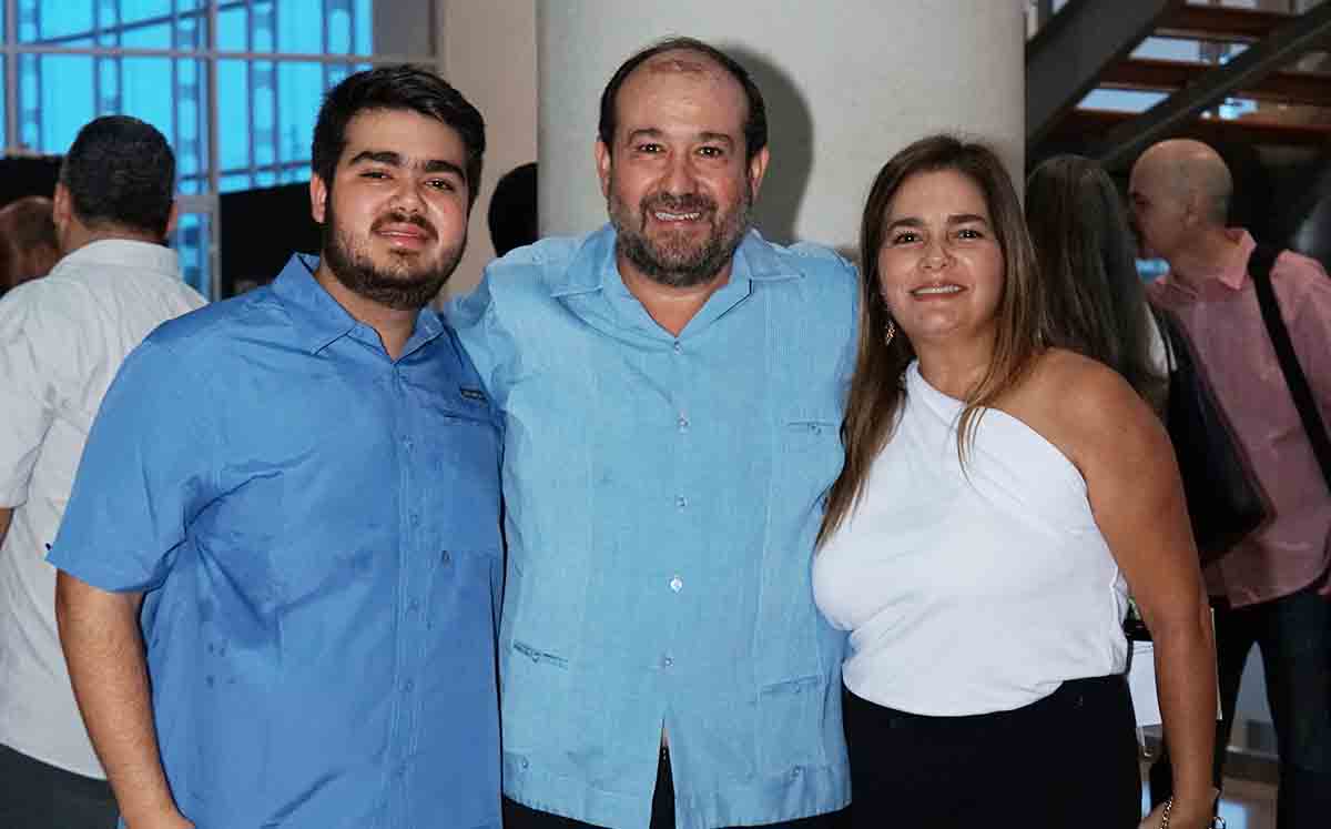 Jose Luis Gonzalez, Jose Luis Gonzalez Rodriguez y Marilú Paniagua esperando el inicio de Nebula el musical