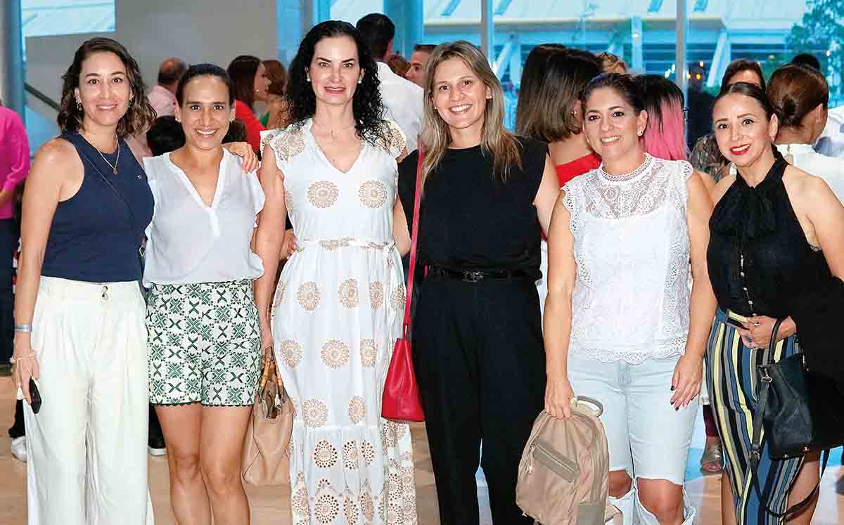 Denisse Trujillo, Cynthia Aguilar, Mireya Blakely, Tara Veselik, Anilu Cardenas y Grace Cantú, se dieron cita para disfrutar del musical Nebula