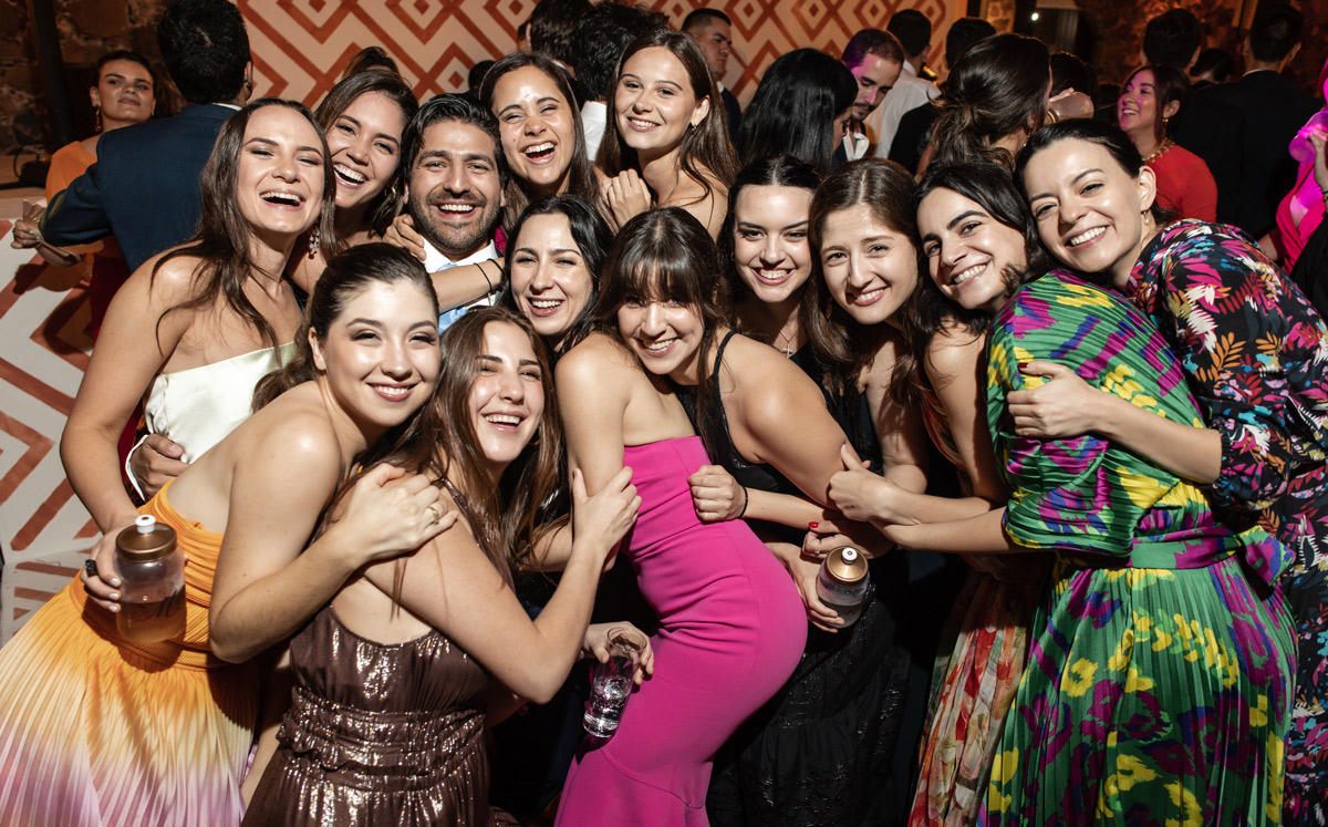 El novio junto a sus amigas / Foto: Mino Mora