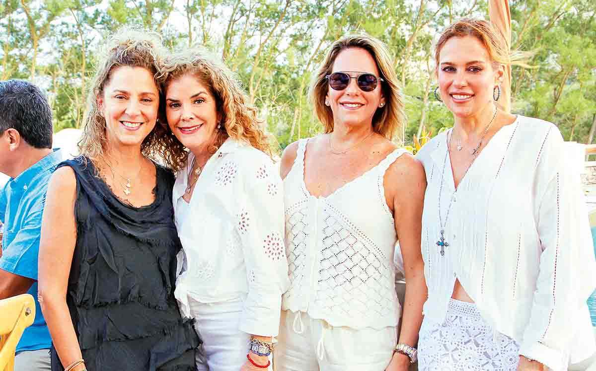 Rossy Treviño, Carmen González de León, Verónica Tamayo y Vero Elizondo disfrutaban de la hermosa vista al mar en el evento