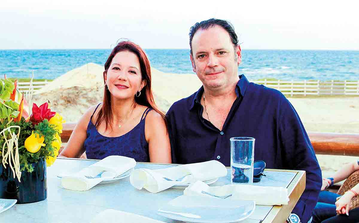Lidia de Sarmiento y Juan José Sarmiento lucen espectaculares con el mar de fondo