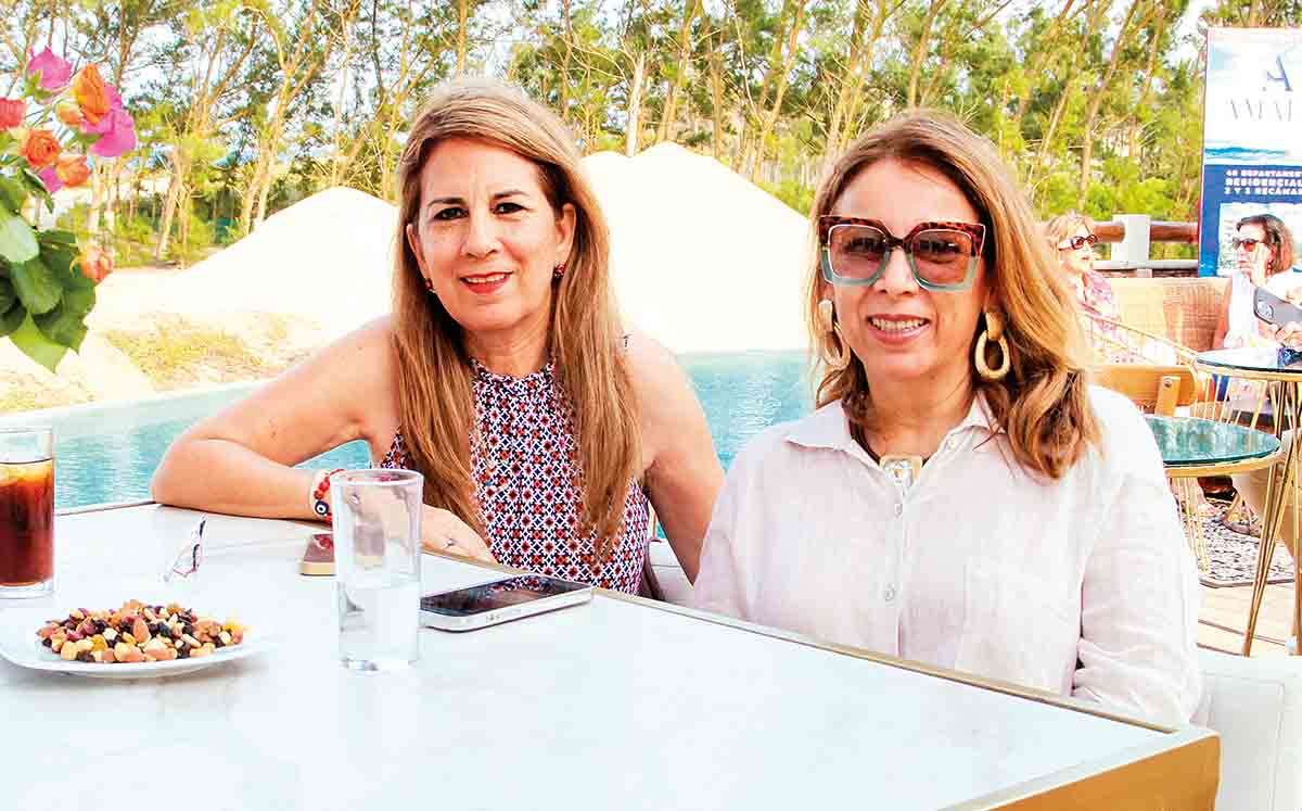 Carmen Valladares y Olga Valladares disfrutando de la tarde en el evento