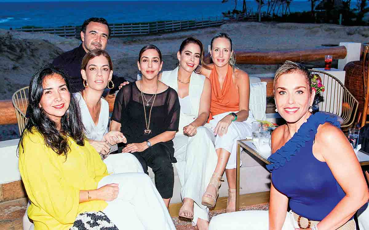 Ana Paola Reyna, Marissa Vela, Francisco Aguilar, Fernanda Vela, Andrea Vela, María José Pelaez y Mónica Said felices de estar en el evento
