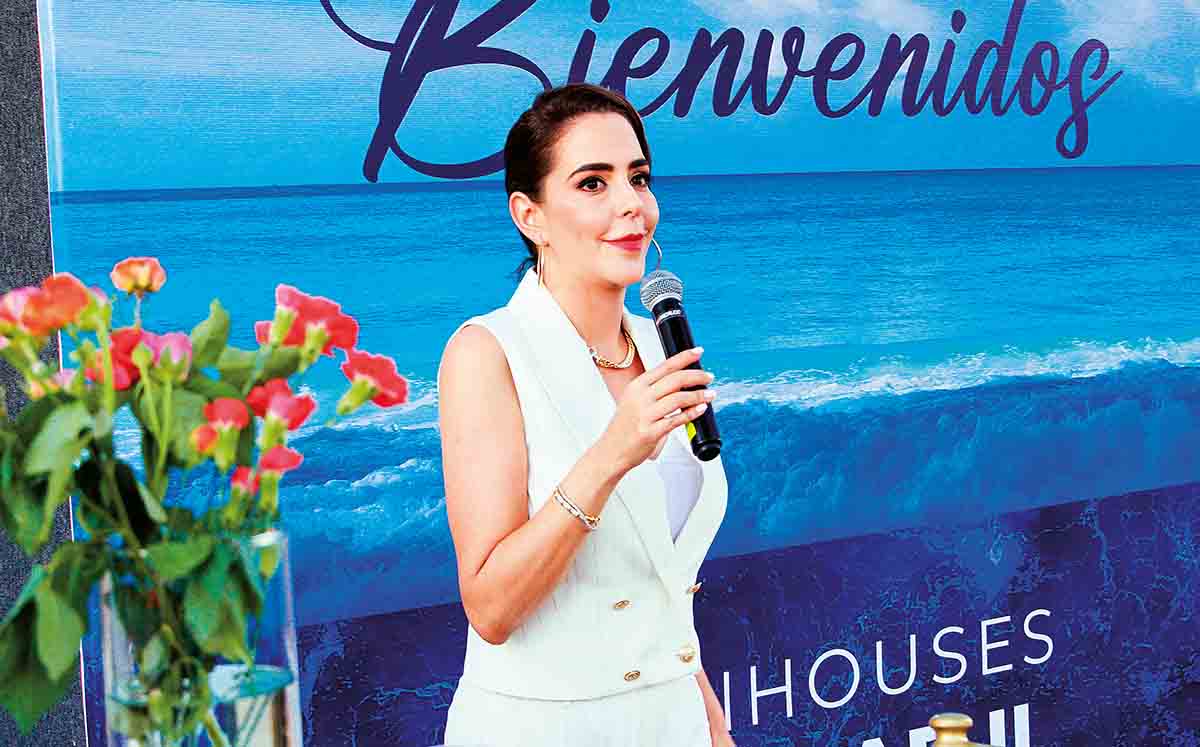 Andrea Vela dando la bienvenida al evento