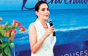 Andrea Vela dando la bienvenida al evento