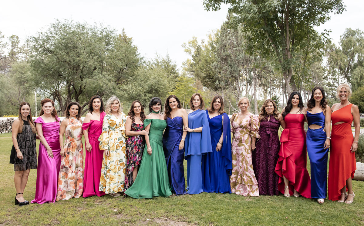 Magdalena Morales de Elizondo y un grupo de amigas / Foto: Mino Mora