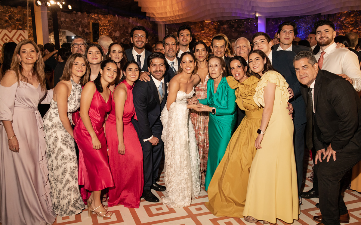 Los novios junto a un grupo de invitados / Foto: Mino Mora