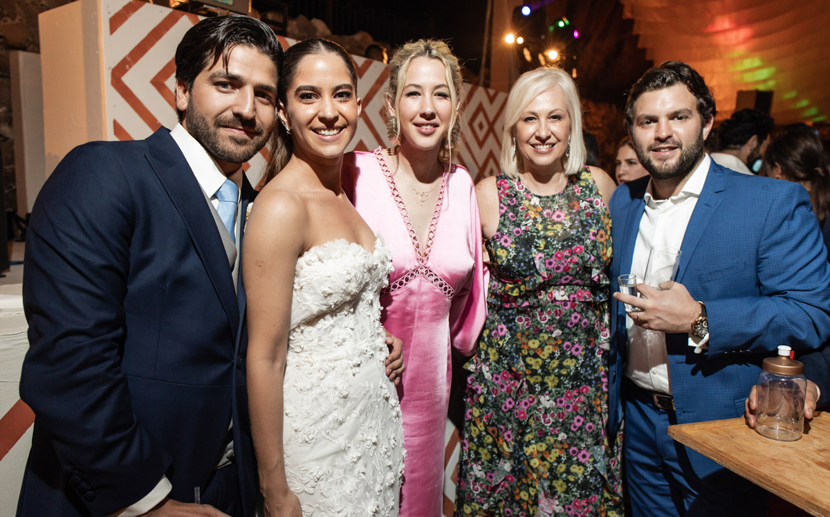 Los novios, Lorena García, María Elena Pozas y Gabriel Garza / Foto: Mino Mora