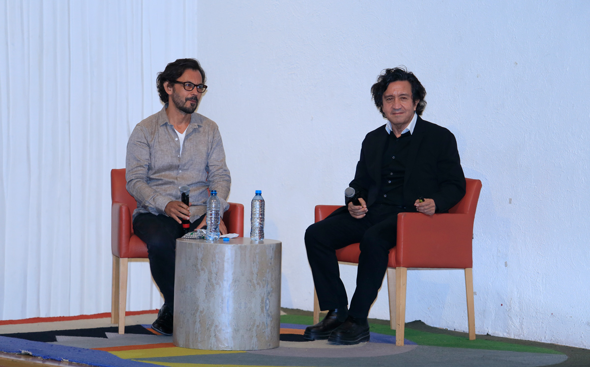 Antes del recorrido el artista ofreció una interesante charla / Foto: Omar Valdez