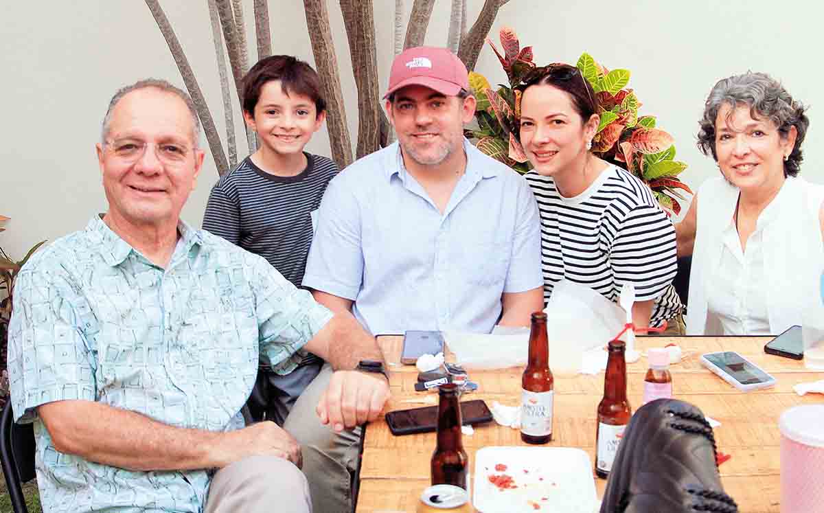 Gabriel Rivera, Javier Gómez, Javier Gómez, Claudia Rivera y Claudia de León presentes en la fiesta de Leo.