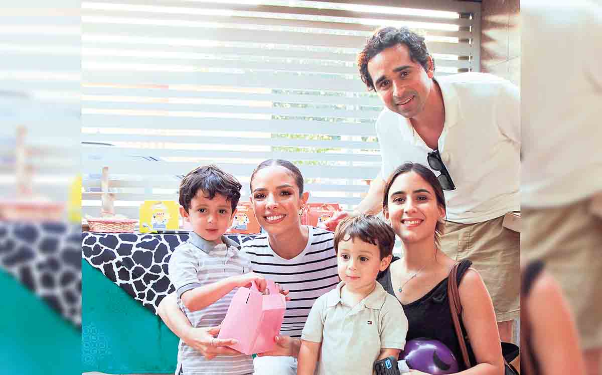 José Carlos Moses, Alex Moses, Lucia Rivera, Santiago Moses y Alejandra Cinta posando en el cumpleaños de Leo.