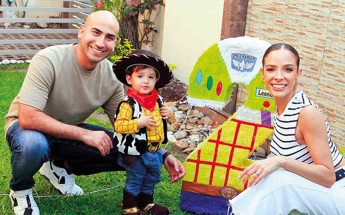Orlando Jiménez y Lucia Rivera festejando los 2 años de su hijo Leonardo Jiménez
