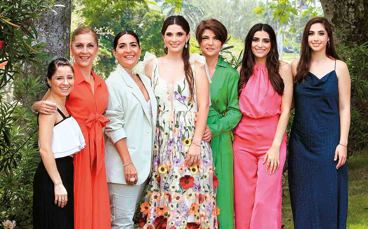 Anahi Funes, Yolanda Herrera, Sylvia Herrera, Martha María Madero, Martha Herrera, Daniela Madero y Ana Lucia Madero disfrutando del jardín