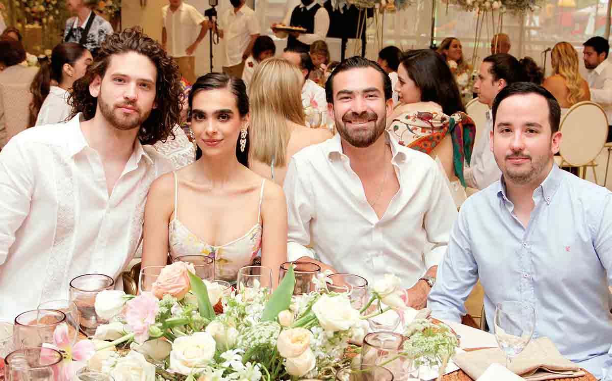 Juan Carlos Segovia, Paulina González, Salvador Perches y Gerardo Pinete disfrutando del bautizo