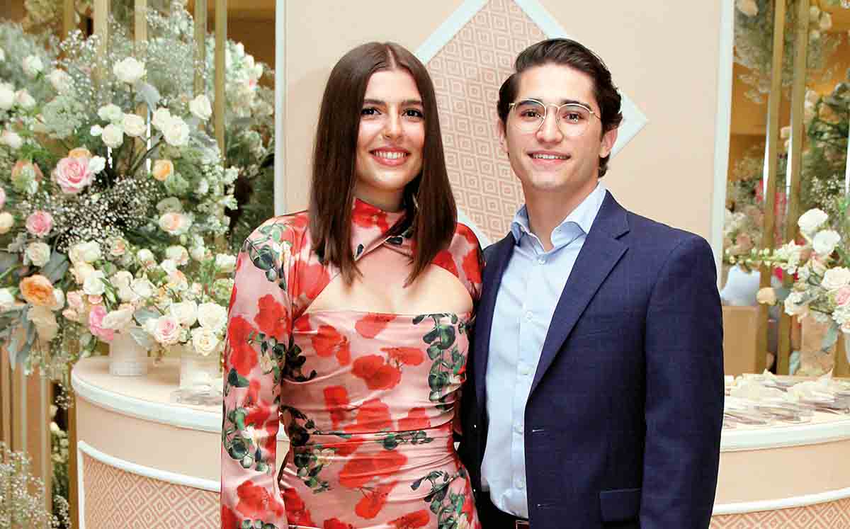 Angelica Moratos y Juan José Flores lucen felices en el bautizo