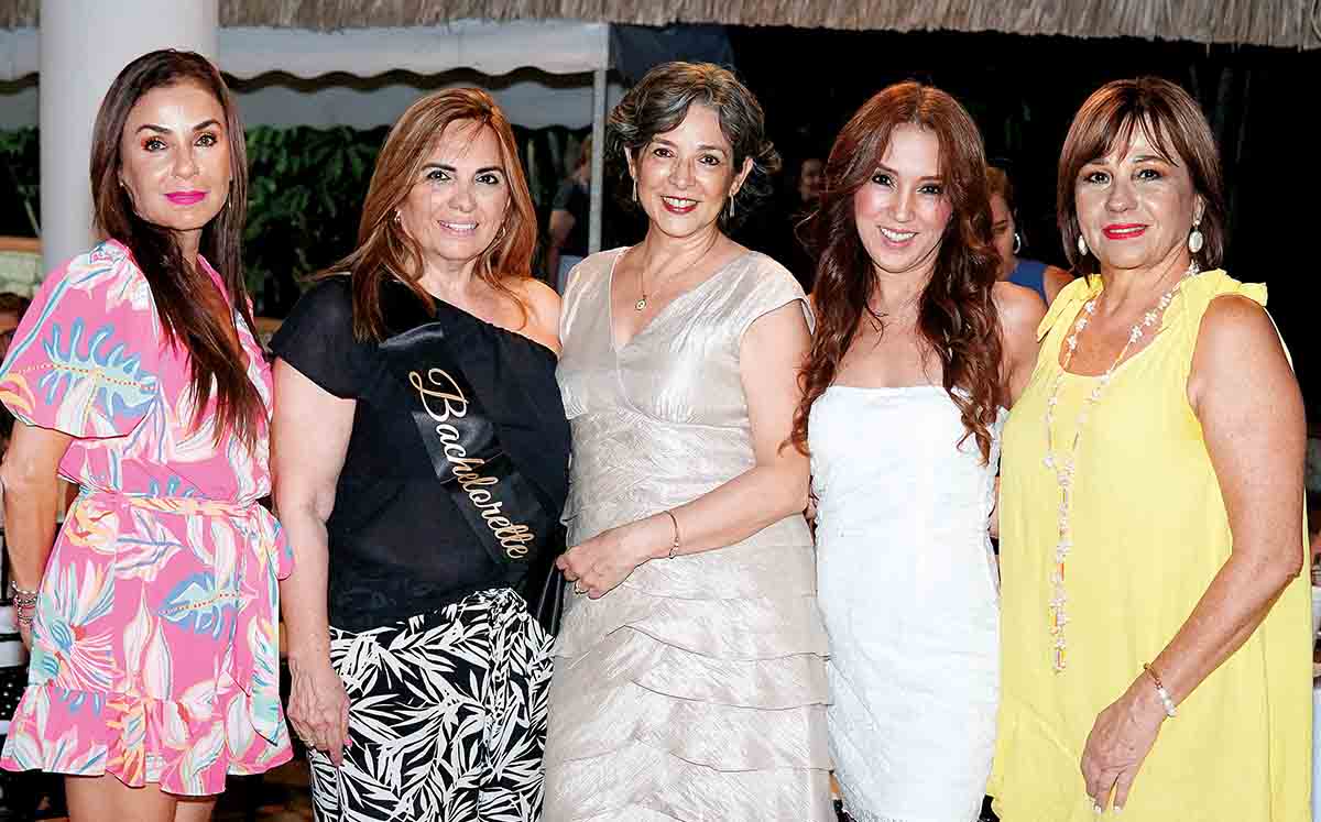 Isela Zamarron, Carmen Castro, Claudia de León,  Mónica Bernal y María Eugenia Ramírez de Alba disfrutando junto a su amiga del festejo
