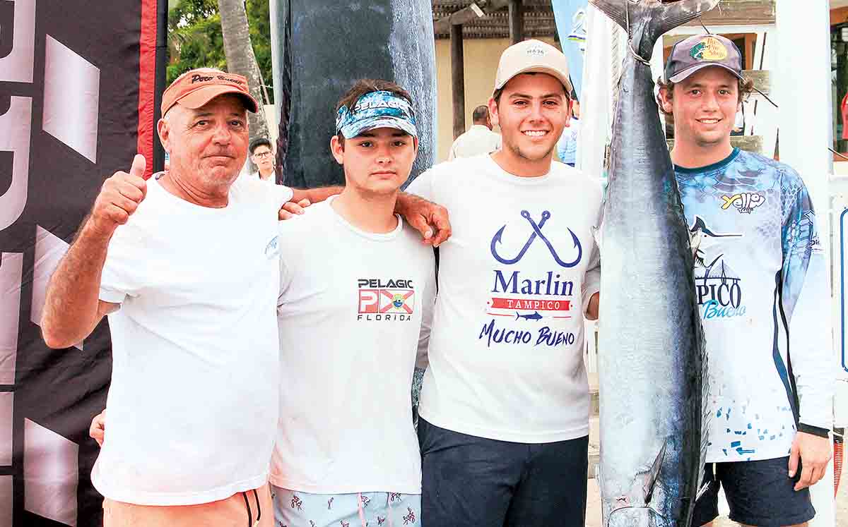 Antonio Kuri, Antonio Kuri, Rodrigo Kuri y Antonio Fernández junto a un marlín