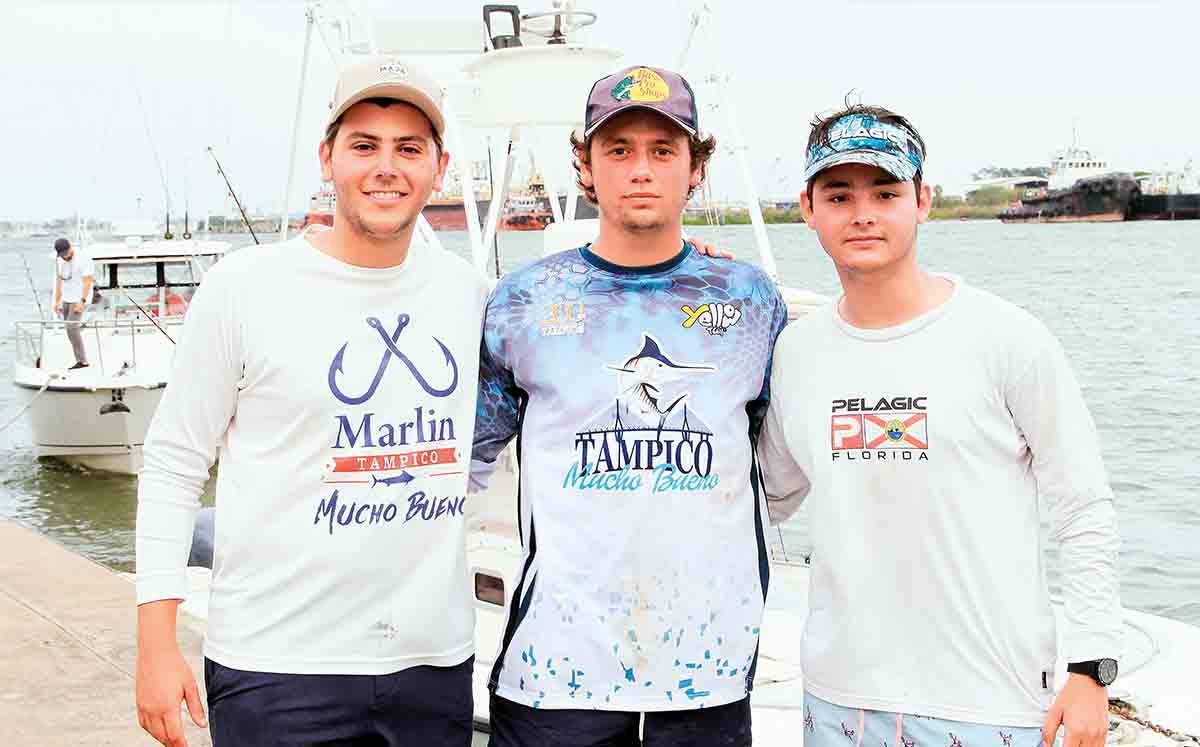 Rodrigo Kuri , Antonio Fernández y  Antonio Kuri frente a embarcación