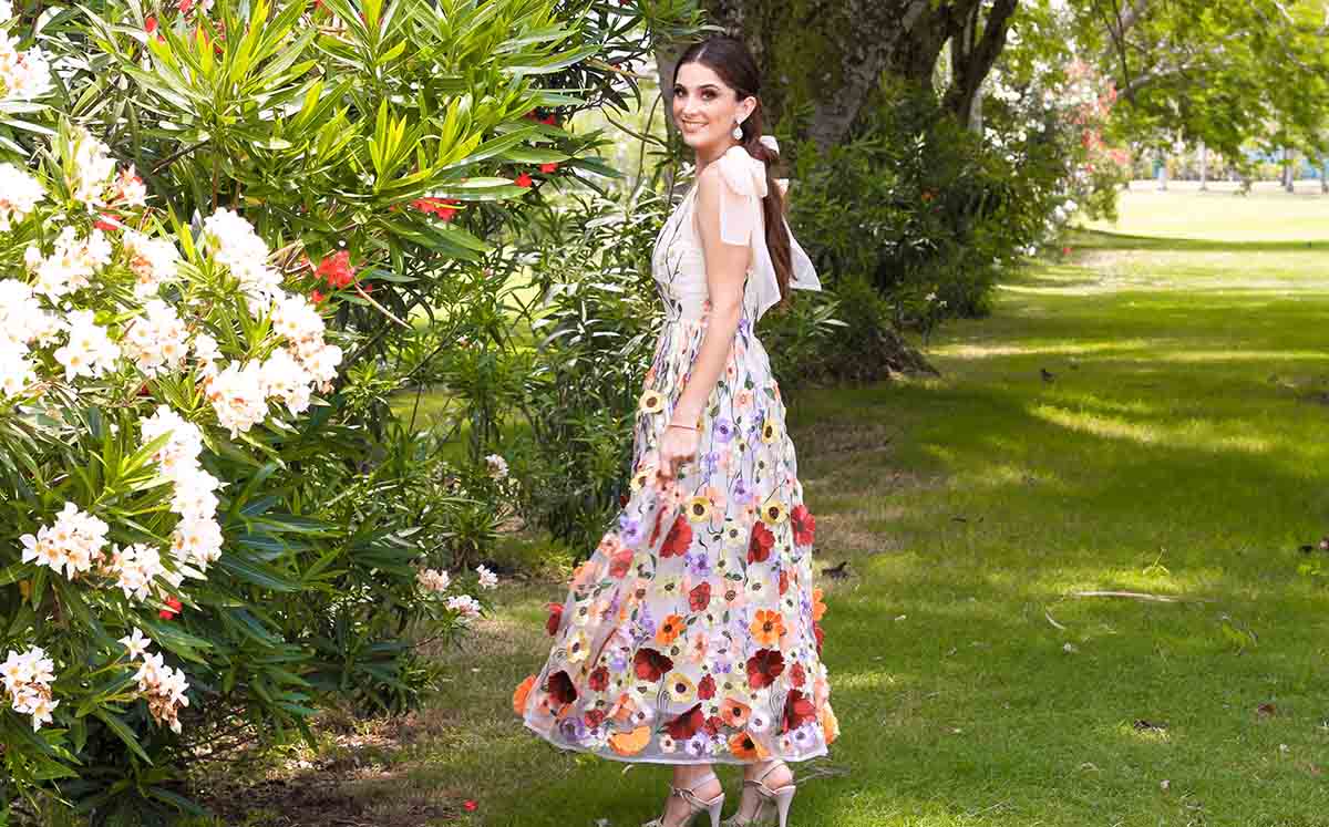 Martha María Madero luciendo bellísima en uno de los jardines del club Campestre